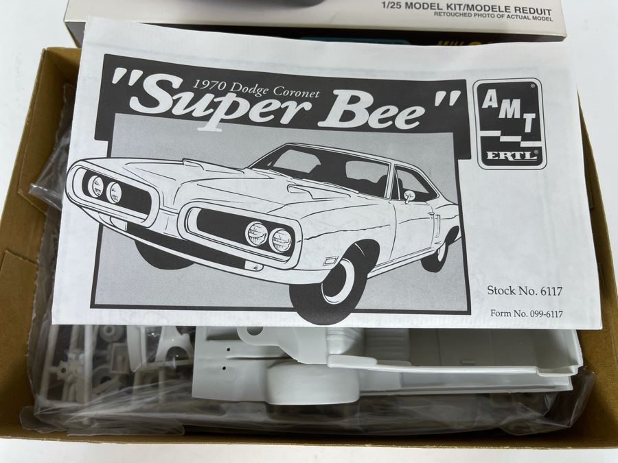 AMT Ertl 1970 Dodge Super Bee Car Model Kit 1993 [Photo 7]
