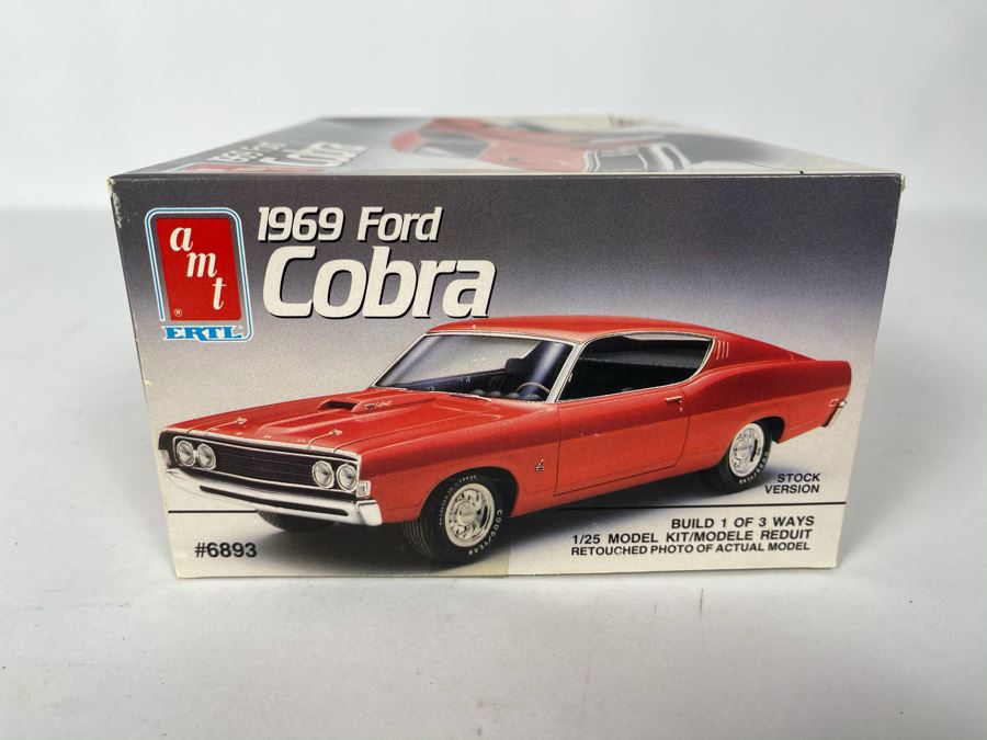 AMT Ertl 1969 Ford Cobra Car Model Kit 1990 [Photo 6]