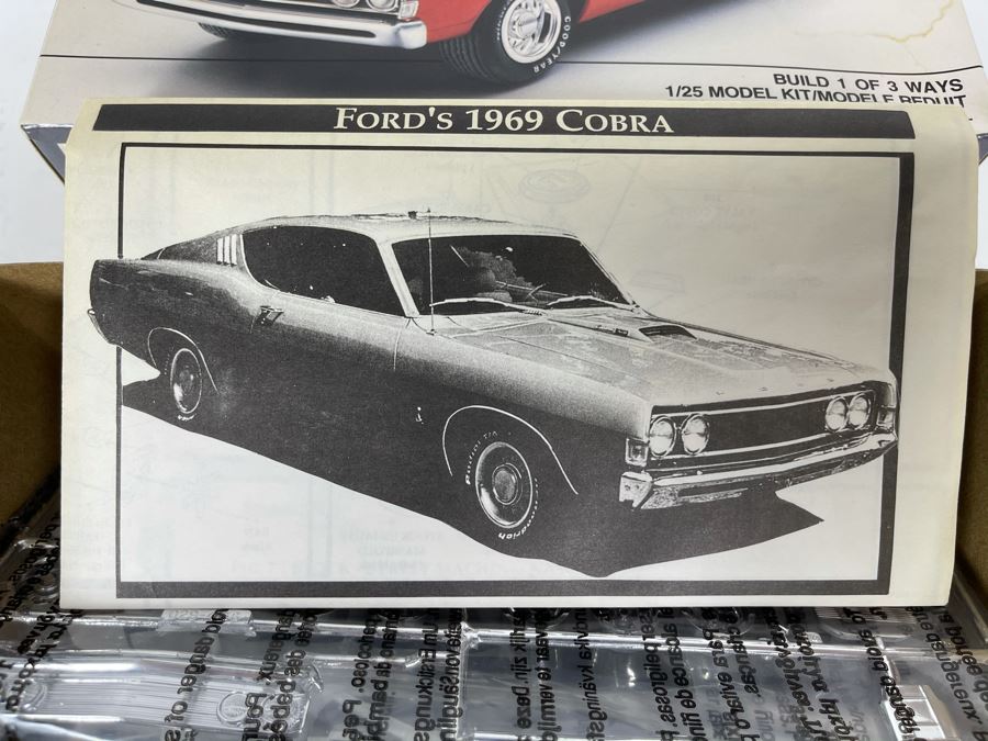 AMT Ertl 1969 Ford Cobra Car Model Kit 1990 [Photo 8]