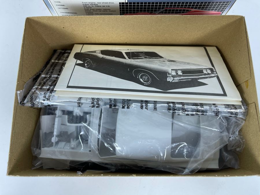 AMT Ertl 1969 Ford Cobra Car Model Kit 1990 [Photo 7]