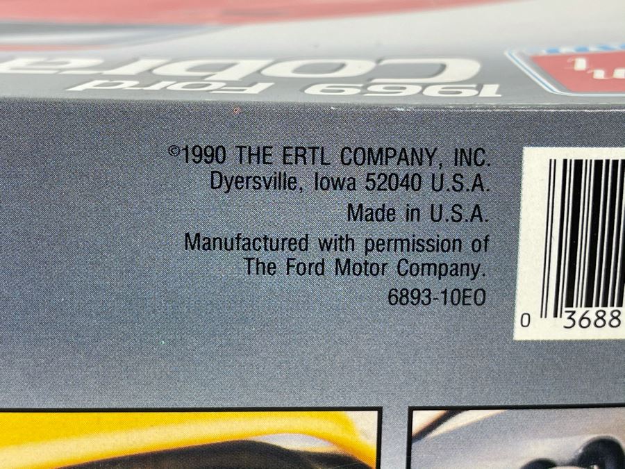 AMT Ertl 1969 Ford Cobra Car Model Kit 1990 [Photo 5]