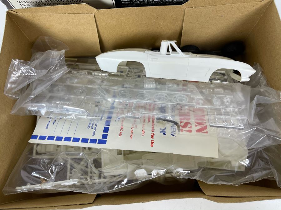 AMT Ertl Prestige 1963 Chevrolet Corvette Convertible Car Model Kit 1990 [Photo 10]