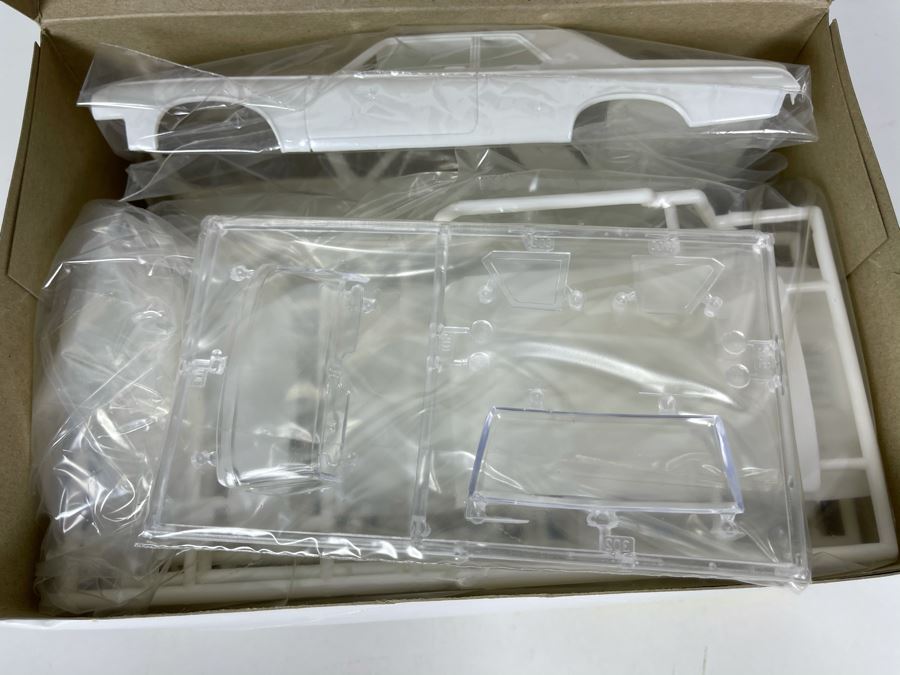 Lindberg 1964 Dodge 300 Car Model Kit 1997 [Photo 7]