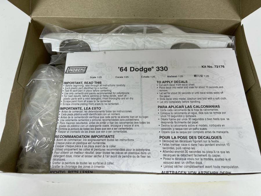 Lindberg 1964 Dodge 300 Car Model Kit 1997 [Photo 6]