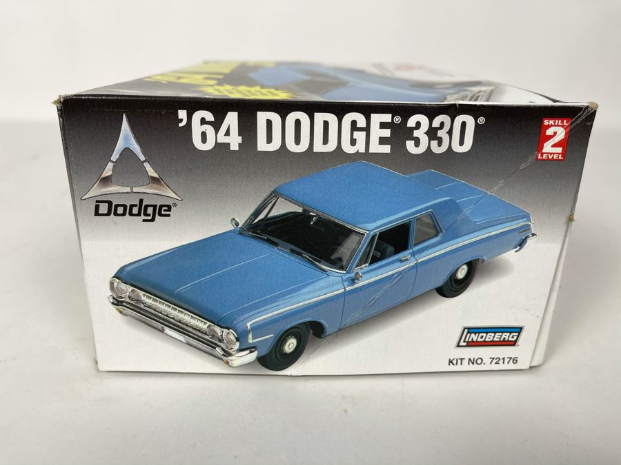 Lindberg 1964 Dodge 300 Car Model Kit 1997 [Photo 5]