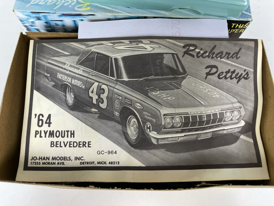 JOHAN 1964 PLYMOUTH BELVEDERE RICHARD PETTY 43 NASCAR 1/25 FS MODEL CAR MOUNTAIN 