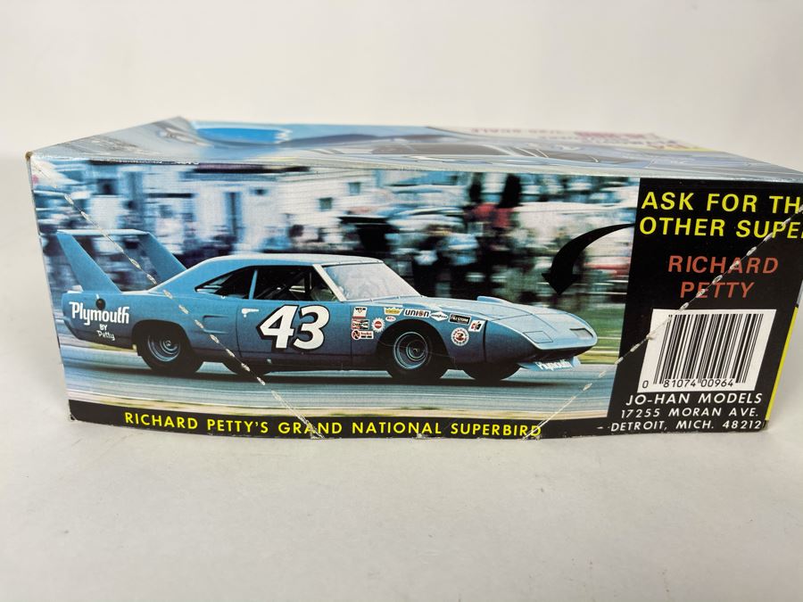 Jo-Han 1964 Richard Petty's Plymouth Belvedere Car Model Kit [Photo 4]
