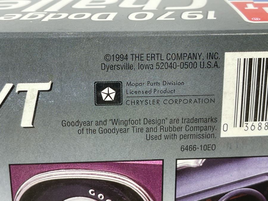 AMT ERTL 1970 Dodge Challenger R/T Model Kit 1994 [Photo 5]