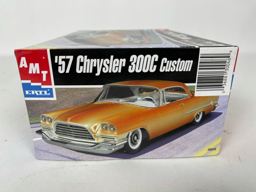 AMT Ertl 1957 Chrysler 300C Custom Car Model Kit 2002 [Photo 3]
