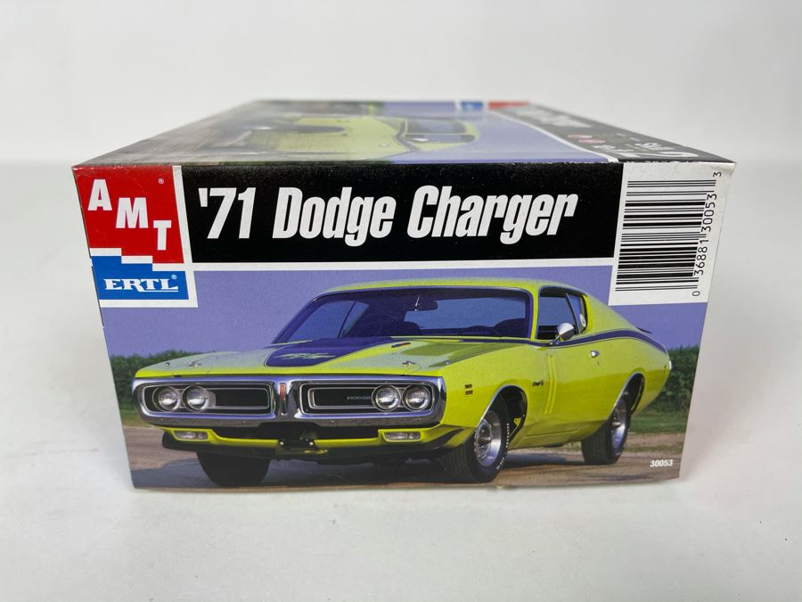 AMT Ertl 1971 Dodge Charger Car Model Kit 2000 [Photo 4]
