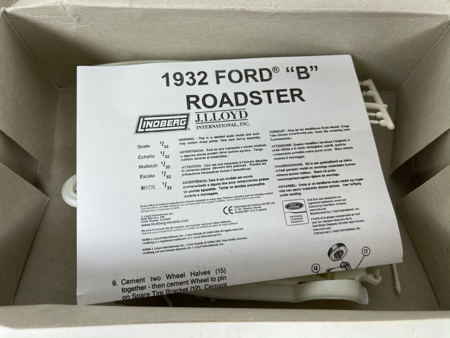Lindberg 1932 Ford 'B' Roadster Car Model Kit 2006 [Photo 7]