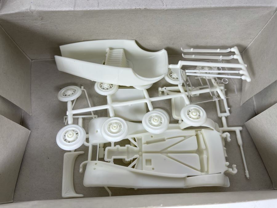 Lindberg 1932 Ford 'B' Roadster Car Model Kit 2006 [Photo 8]