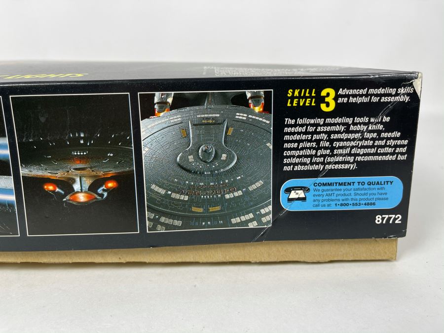 AMT Ertl Star Trek The Next Generation U.S.S. Enterprise With Fiber Optic Lights Model Kit 1994 [Photo 3]