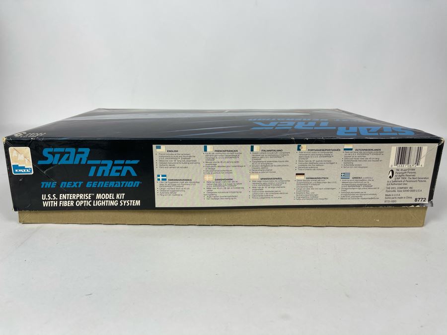 AMT Ertl Star Trek The Next Generation U.S.S. Enterprise With Fiber Optic Lights Model Kit 1994 [Photo 5]