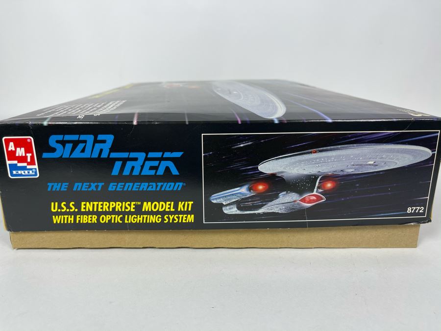 AMT Ertl Star Trek The Next Generation U.S.S. Enterprise With Fiber Optic Lights Model Kit 1994 [Photo 4]