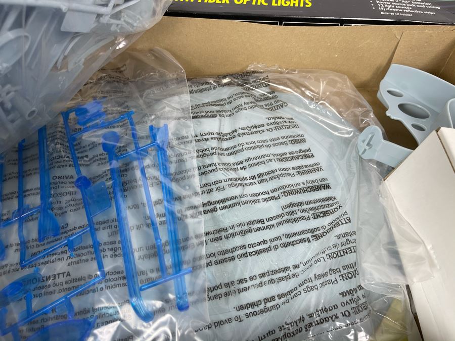 AMT Ertl Star Trek The Next Generation U.S.S. Enterprise With Fiber Optic Lights Model Kit 1994 [Photo 8]