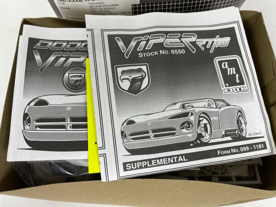 AMT Ertl 1995 Dodge Viper RT/10 Car Model Kit 1994 [Photo 8]