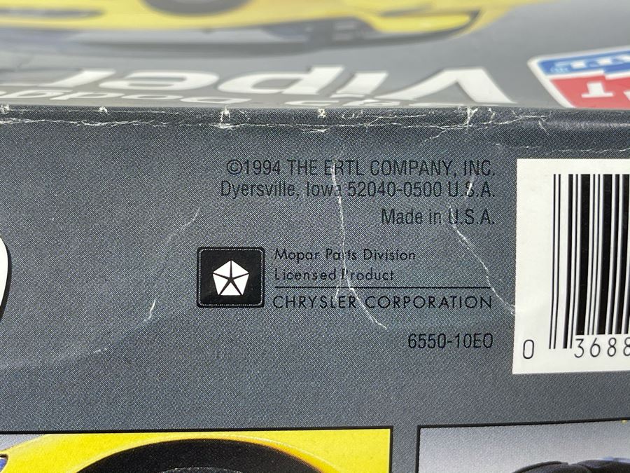 AMT Ertl 1995 Dodge Viper RT/10 Car Model Kit 1994 [Photo 5]
