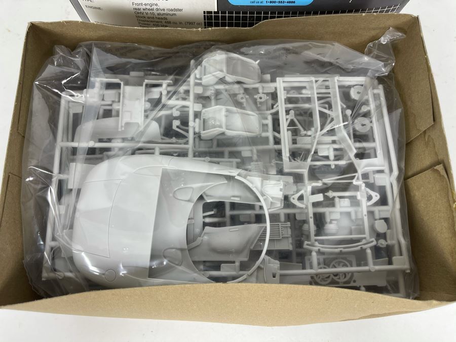 AMT Ertl 1995 Dodge Viper RT/10 Car Model Kit 1994 [Photo 7]