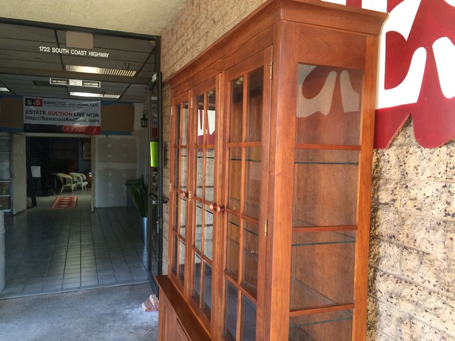 Ethan Allen Credenza with Hutch China Cabinet in Excellent Condition [Photo 4]