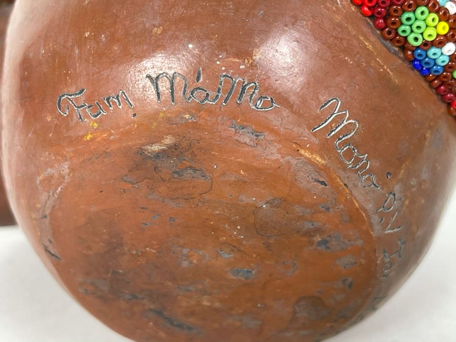 JUST ADDED - Signed Handmade Mexican Native Folk Art Huichol Bead Beaded Lizard On Pottery Signed Fam Mamo Mono P.V Jah Mex 4.5W X 5H [Photo 10]