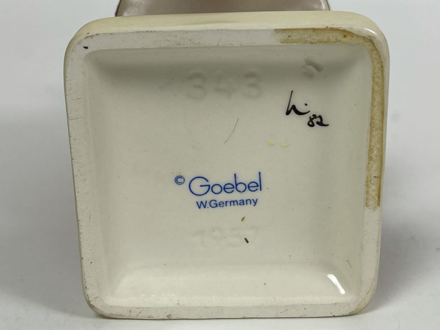 Hummel Figurine 'Christmas Song' #343 6.25H [Photo 5]