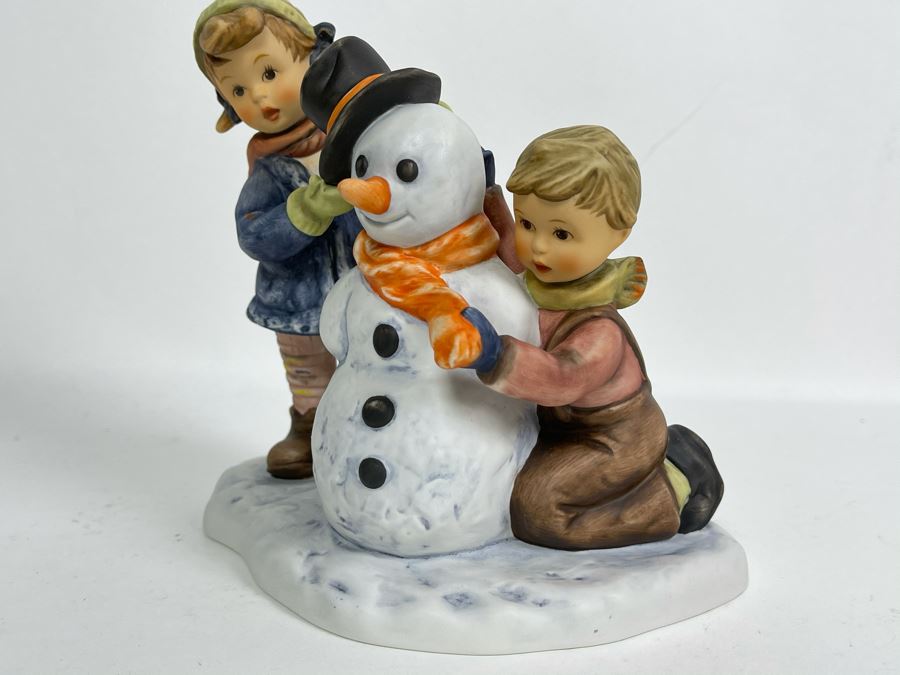 JUST ADDED - Hummel Figurine 'Crowning Touch' BH 82 5.5H [Photo 3]