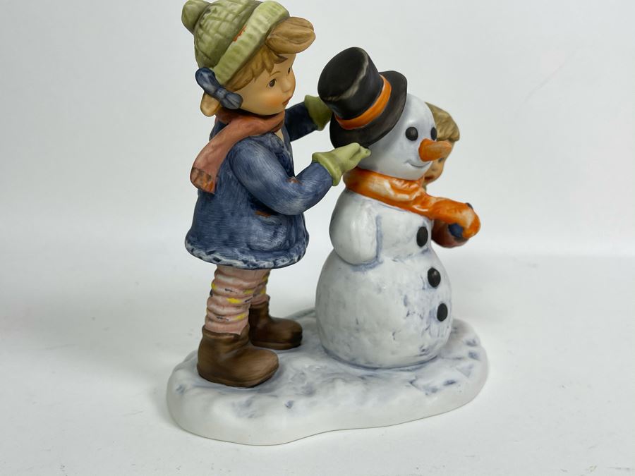 JUST ADDED - Hummel Figurine 'Crowning Touch' BH 82 5.5H [Photo 6]