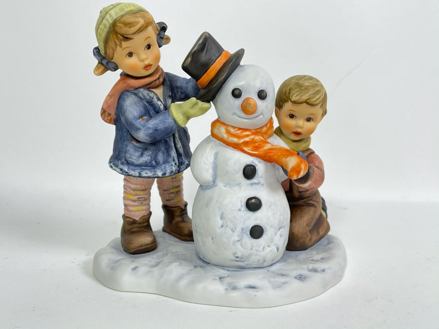 JUST ADDED - Hummel Figurine 'Crowning Touch' BH 82 5.5H [Photo 1]
