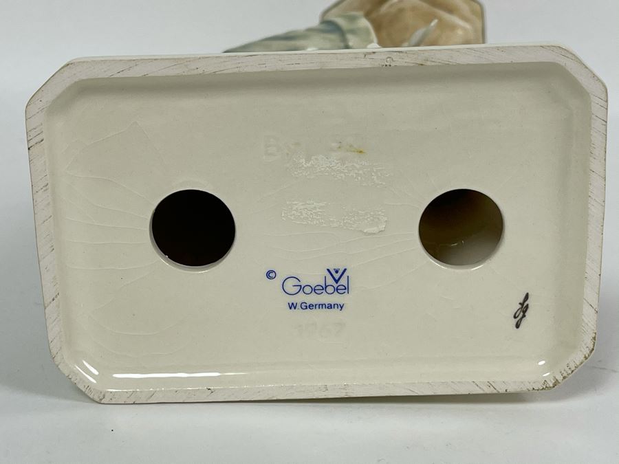 JUST ADDED - Hummel Figurine 'Madonna Of The Doves' 10.5H [Photo 13]