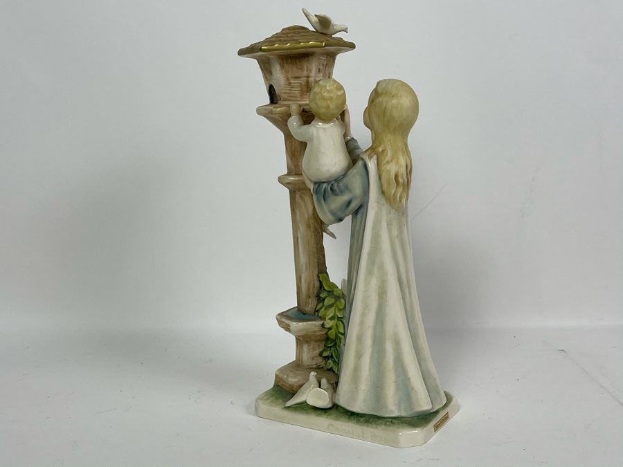 JUST ADDED - Hummel Figurine 'Madonna Of The Doves' 10.5H [Photo 9]