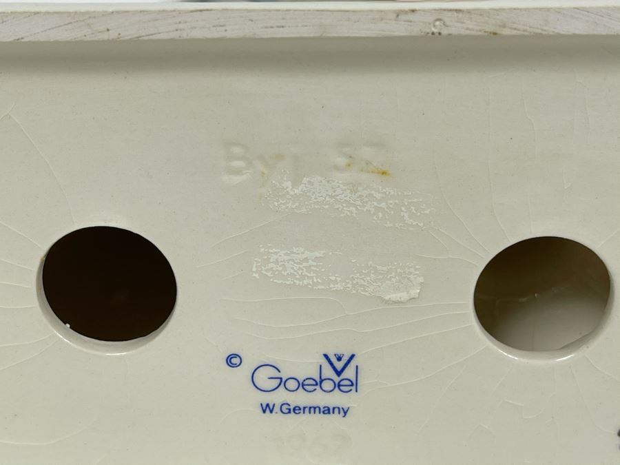 JUST ADDED - Hummel Figurine 'Madonna Of The Doves' 10.5H [Photo 14]