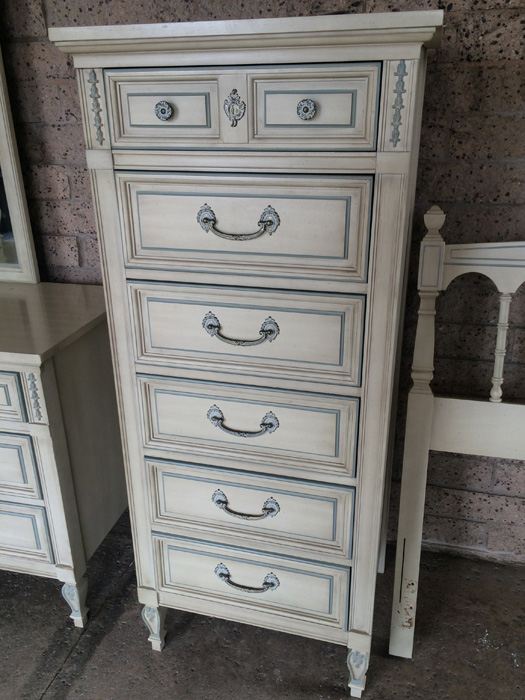 5 Piece Dixie Bedroom Set - (2) Dressers, Mirror, Headboard and Nightstand [Photo 15]