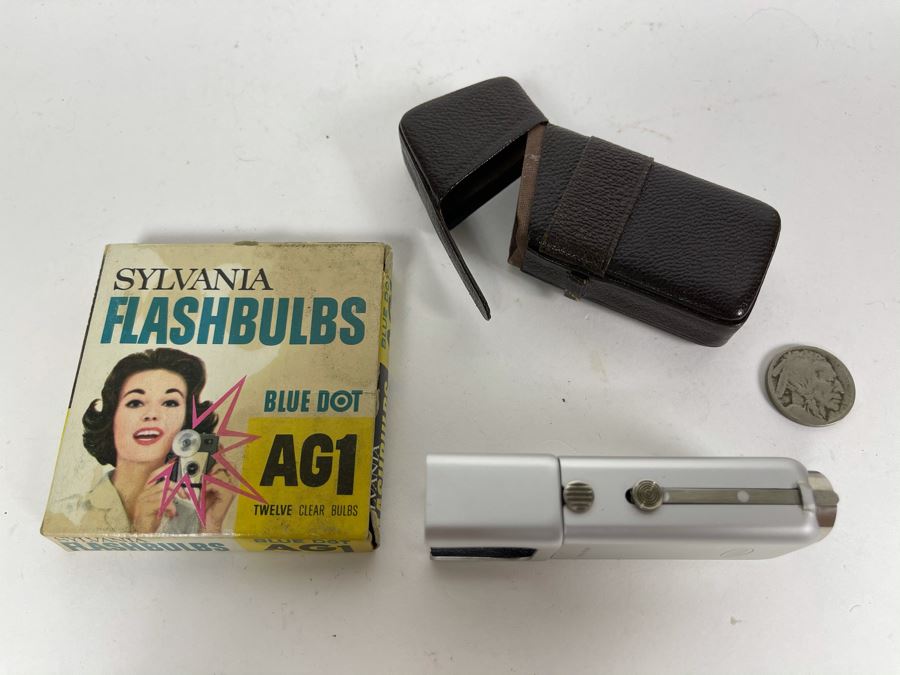 Minox Flash Gun With Case And Sylvania Flashbulbs [Photo 2]
