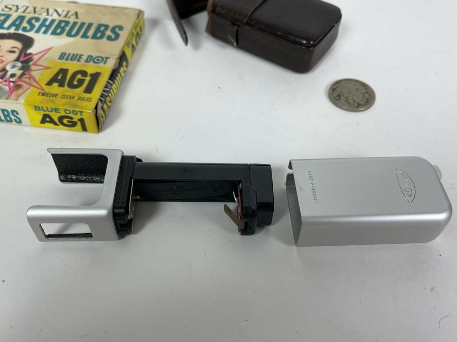 Minox Flash Gun With Case And Sylvania Flashbulbs [Photo 5]