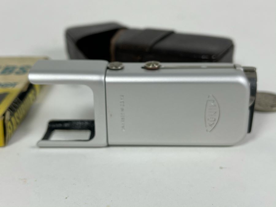 Minox Flash Gun With Case And Sylvania Flashbulbs [Photo 4]