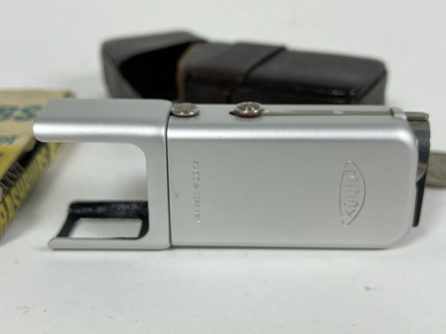 Minox Flash Gun With Case And Sylvania Flashbulbs [Photo 3]