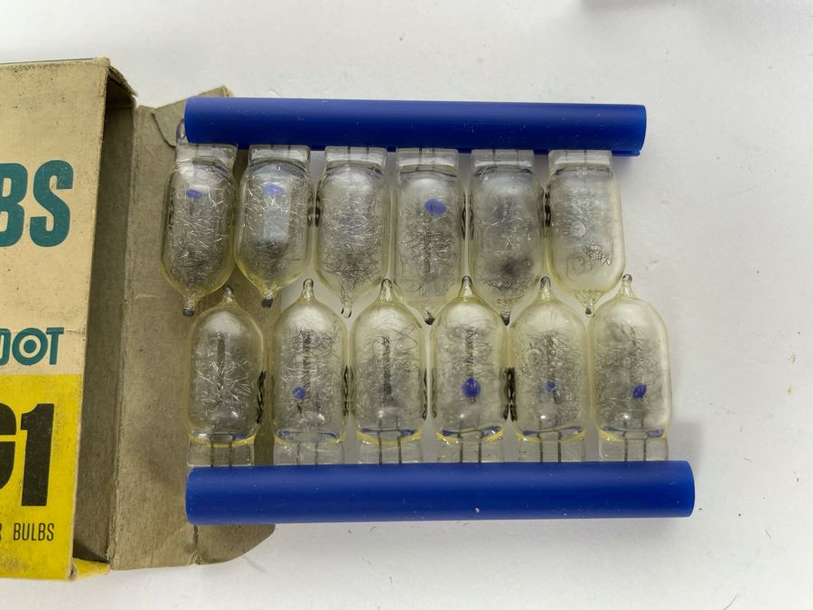 Minox Flash Gun With Case And Sylvania Flashbulbs [Photo 6]