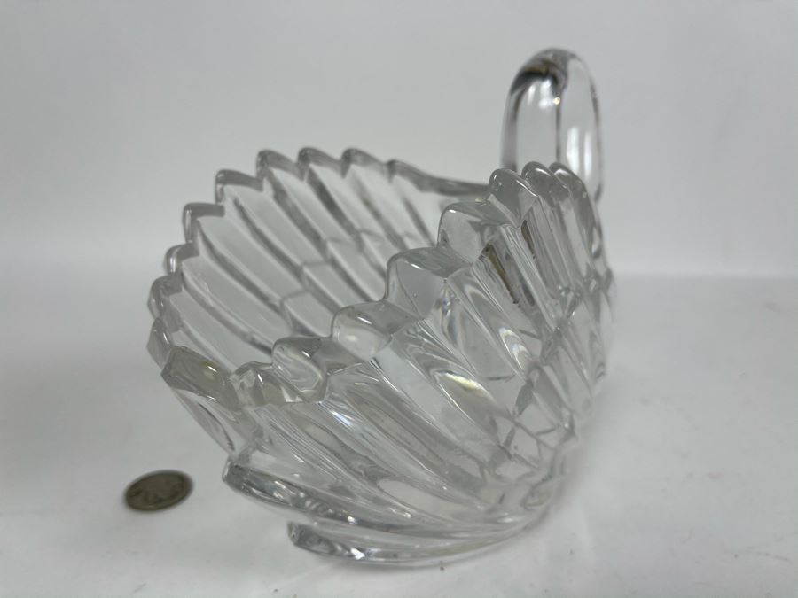 Gloria Vanderbilt Crystal Swan Vase 7W X 5.5H [Photo 8]