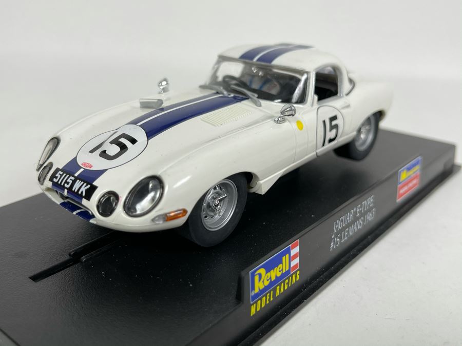 Revel Monogram Model Racing Jaguar E-Type No. 15 Le Mans 1963 Slot Car [Photo 4]