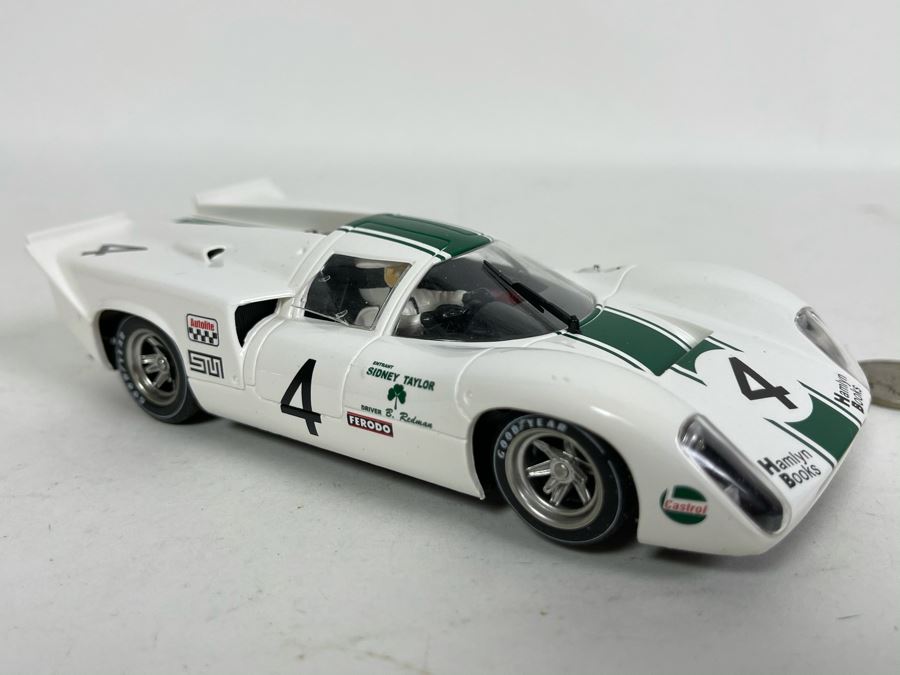 Fly Classic Lola T70 Mk 3B No. 4 Slot Car [Photo 4]
