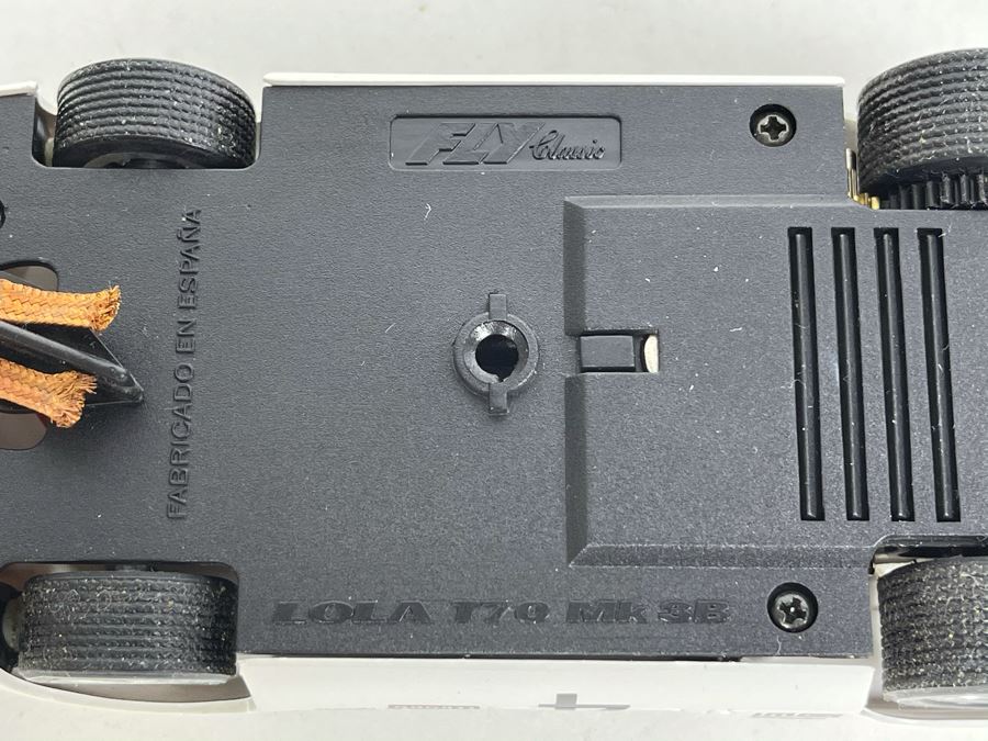 Fly Classic Lola T70 Mk 3B No. 4 Slot Car [Photo 8]