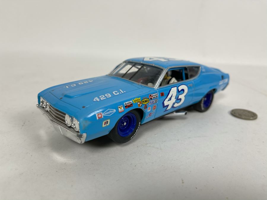 Carrera Richard Petty No. 43 Slot Car [Photo 2]