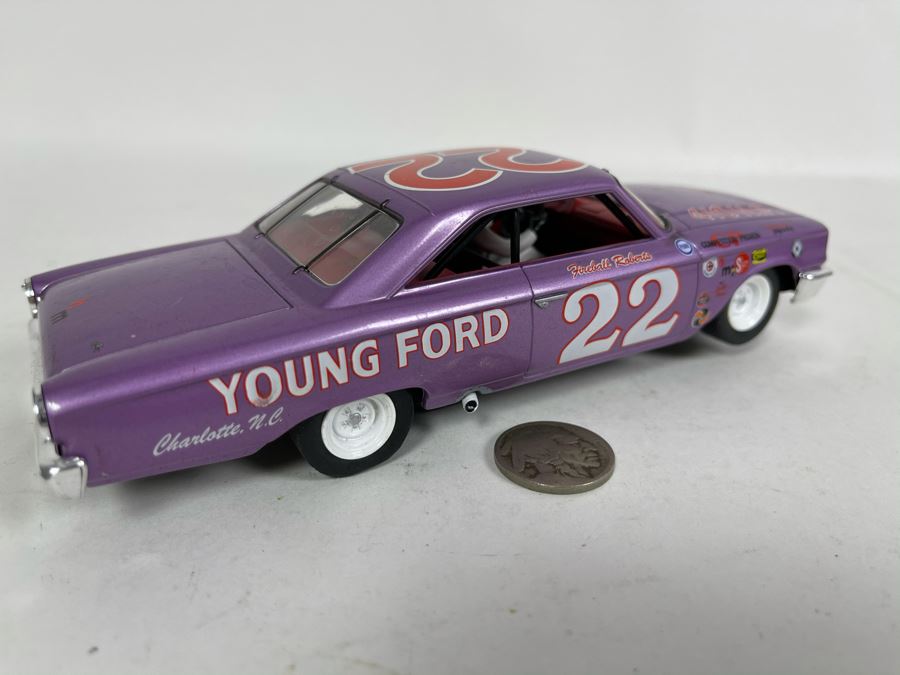 Revell Monogram Model Racing Fireball Roberts No. 22 Slot Car [Photo 3]