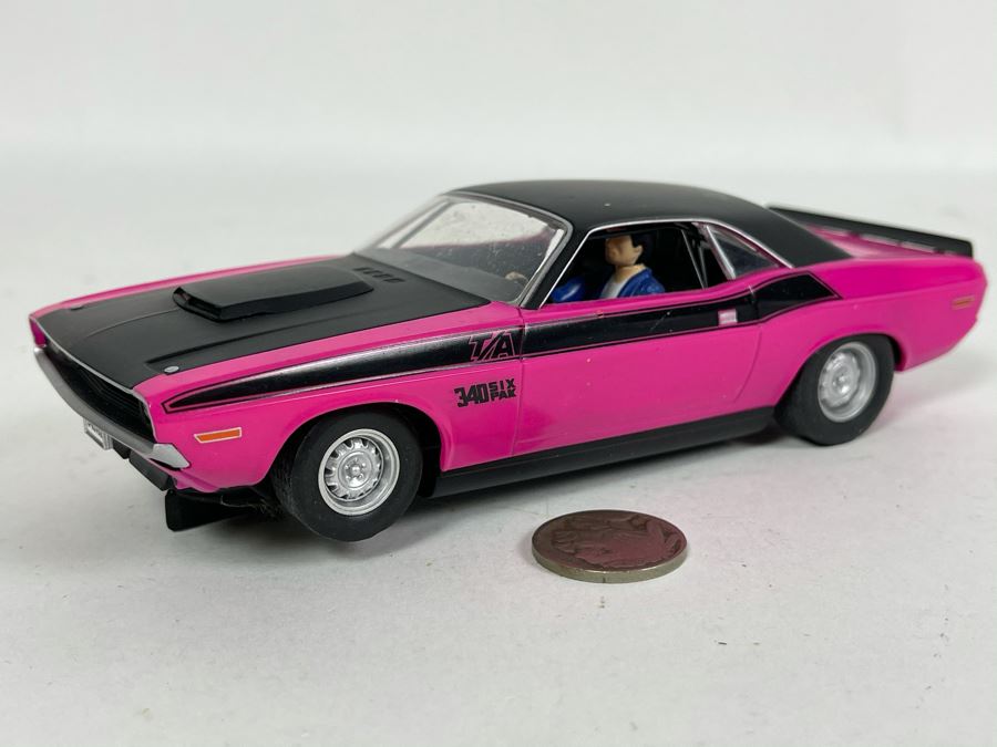 Scalextric Hornby Dodge Challenger Slot Car [Photo 1]