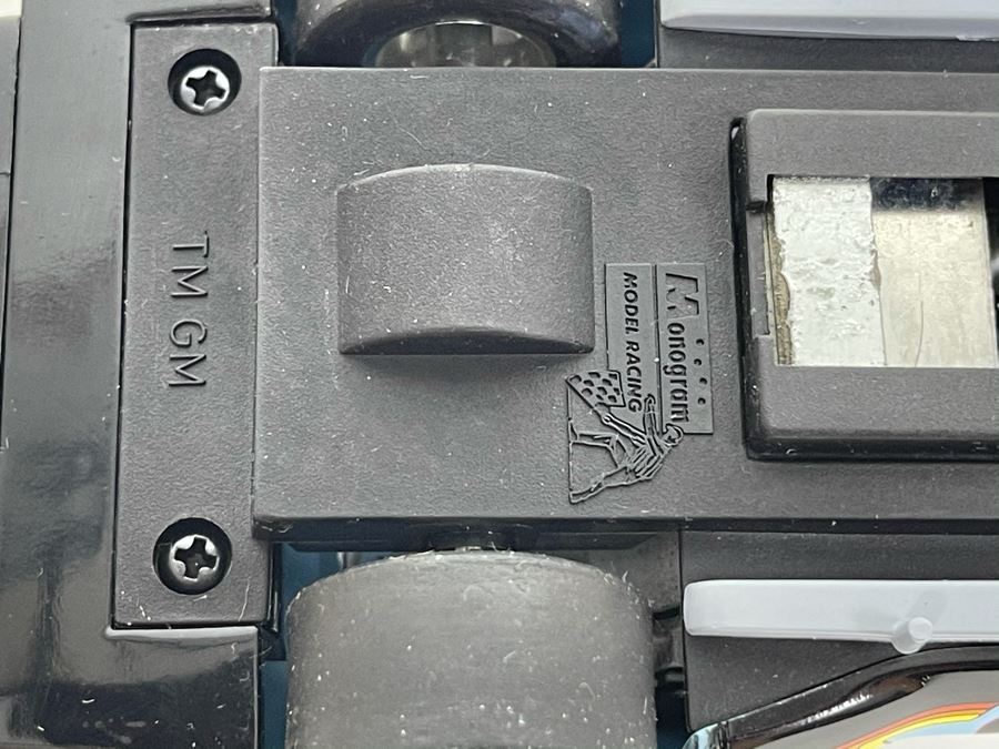 Revell Monogram Model Racing No. 76 Mancuso Chevrolet Corvette Slot Car [Photo 8]