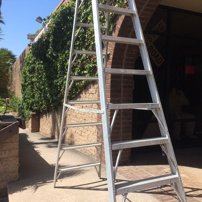 Large Keller Industrial 10' Aluminum Ladder [Photo 4]