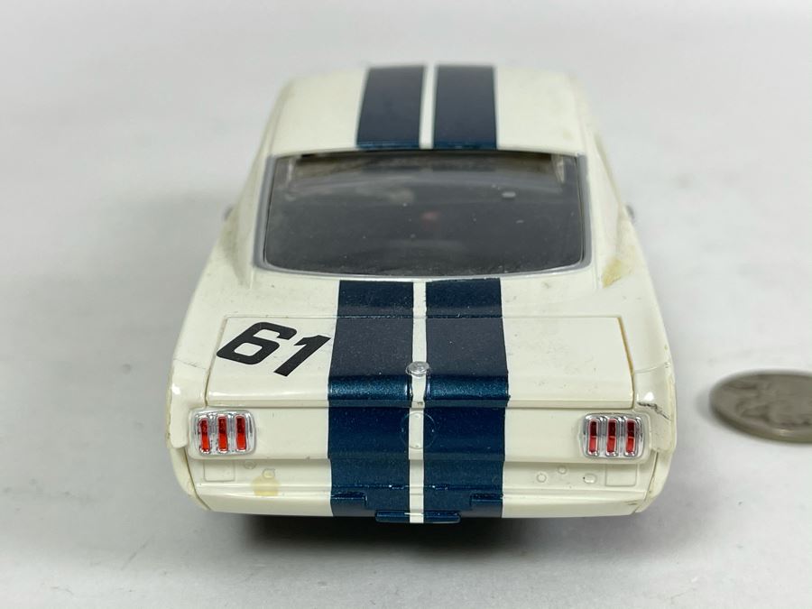 Revell Monogram Model Racing Shelby G.T. 350 No. 61 Slot Car [Photo 4]