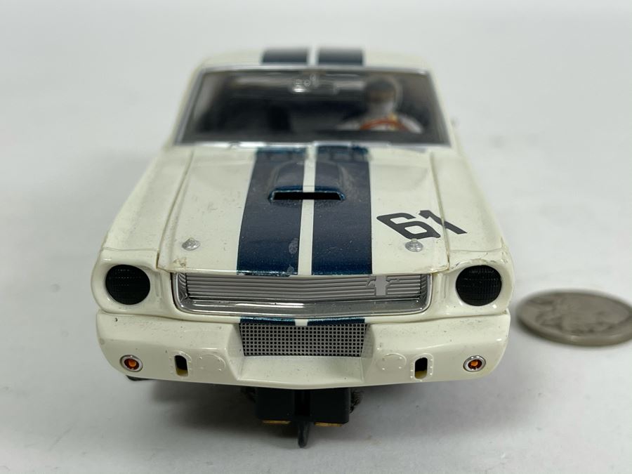 Revell Monogram Model Racing Shelby G.T. 350 No. 61 Slot Car [Photo 3]