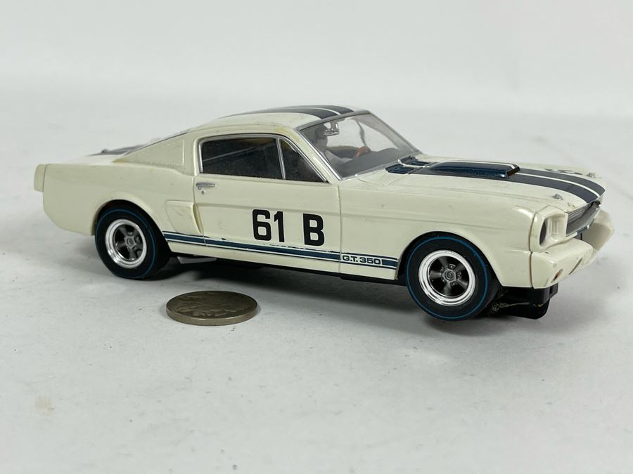 Revell Monogram Model Racing Shelby G.T. 350 No. 61 Slot Car [Photo 2]
